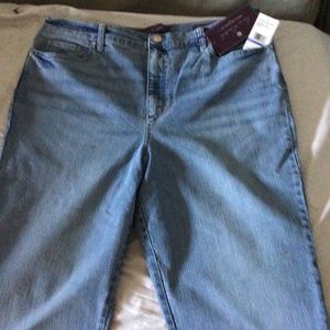 AMANDA by Gloria Vanderbilt Slimming Jeans. 18 Reg